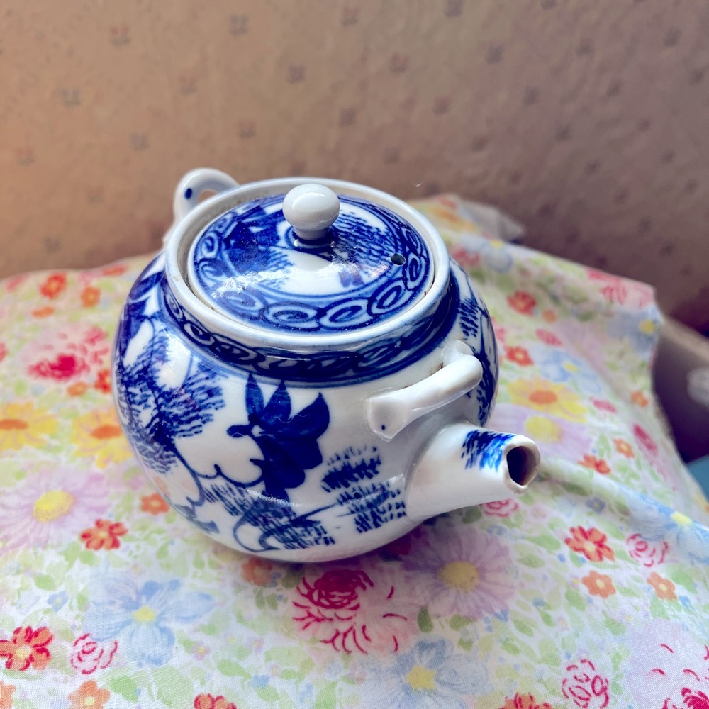 Cute Asian teapot with extras-Vintage